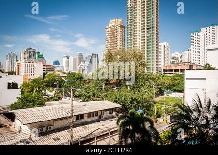 Blick über Dächer und auf Hochhauswohnungen im Zentrum von Bangkok City, Thailand. Stockfoto