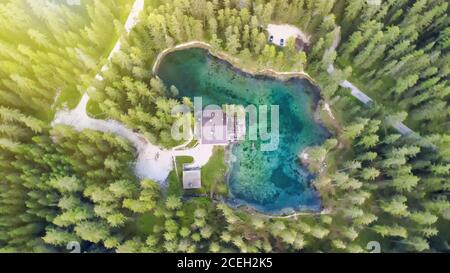 Wunderschönes Chalet am Bergsee. Fantastische Luftaufnahme in der Sommersaison. Stockfoto