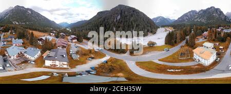 360 Grad Luftaufnahme der stadt alpin in der Sommersaison. Dolomiten. Stockfoto