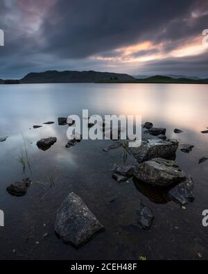 Schottland, Schottische Highlands, Loch Tarff. Abenddämmerung am Loch Tarff, einem kleinen süßwasserloch in der Nähe von Loch Ness und Fort Augustus. Stockfoto