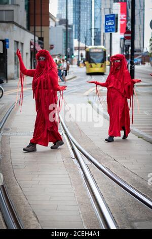 Manchester, Großbritannien. September 2020. Extinction Rebellion Demonstranten versammeln sich auf dem Petersplatz.der Northern Rebellion, der Teil der Extinction Rebellion Bewegung ist, geht unter dem Banner von ÔWe Want to LiveÕ für zwei Wochen auf die Straße. Kredit: Andy Barton/Alamy Live Nachrichten Stockfoto