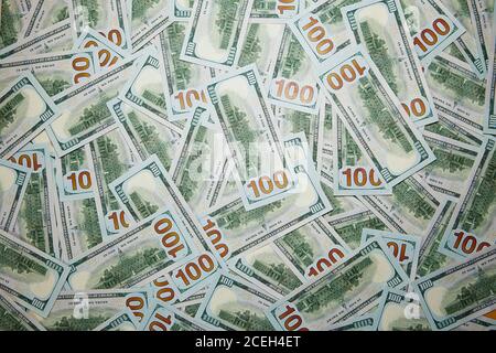 Großer Haufen Geld. Stapel amerikanischer Dollar. Hundert Dollar stapeln als Hintergrund. Stockfoto