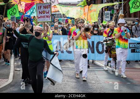 Manchester, Großbritannien. September 2020. Extinction Rebellion marsch durch die Stadt, was den Verkehr während der Rush-Hour zu stoppen. Die Nördliche Rebellion, die Teil der Extinction Rebellion Bewegung ist, geht unter dem Banner von ÔWe Want to LiveÕ für zwei Wochen auf die Straße. Kredit: Andy Barton/Alamy Live Nachrichten Stockfoto