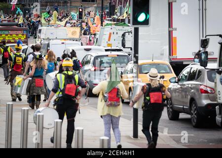 Manchester, Großbritannien. September 2020. Extinction Rebellion marsch durch die Stadt, was den Verkehr während der Rush-Hour zu stoppen. Die Nördliche Rebellion, die Teil der Extinction Rebellion Bewegung ist, geht unter dem Banner von ÔWe Want to LiveÕ für zwei Wochen auf die Straße. Kredit: Andy Barton/Alamy Live Nachrichten Stockfoto