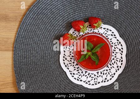 Duftende Erdbeermarmelade mit einem Zweig Minze Stockfoto