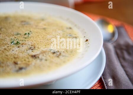 Schüssel Sahnesuppe mit Champignon-Pilzen auf dem Tisch Restaurant Stockfoto
