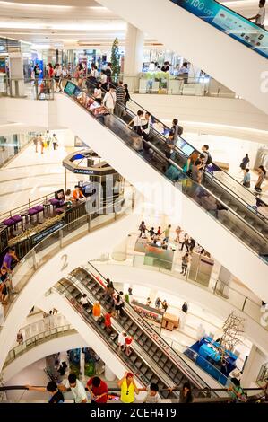 Blick auf die Rolltreppen und die unteren Etagen des riesigen Einkaufszentrums oder Einkaufszentrum Siam Paragon in Bangkok Thailand. Stockfoto