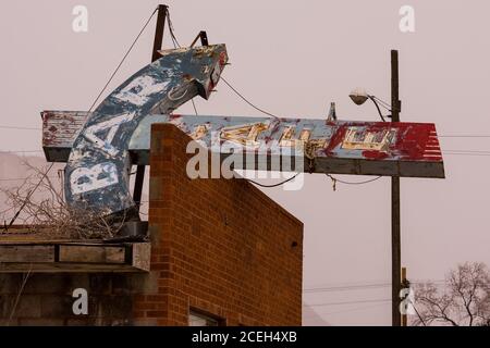 Ein gefallenes Neonschild für ein stilles Geschäft in der virtuellen Geisterstadt Thompson Springs, Utah Stockfoto