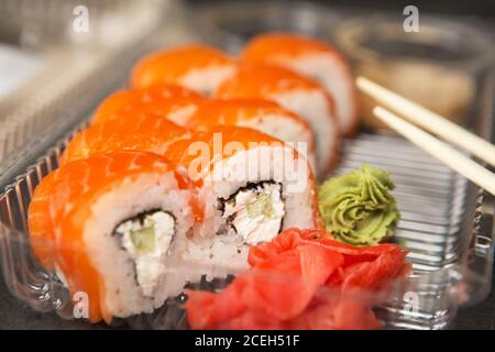Sushi-Rolle philadelphia. Philadelphia Rolle in Einweg-Kunststoff-Lebensmittelbehälter. Business Lunch Konzept Stockfoto