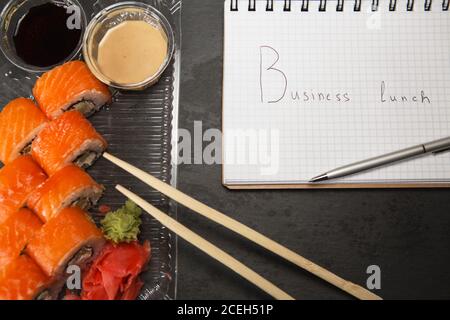 Sushi-Rolle philadelphia. Philadelphia Rolle in Einweg-Kunststoff-Lebensmittelbehälter. Business Lunch Konzept Stockfoto