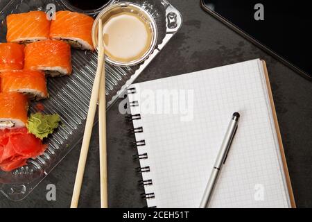 Sushi-Rolle philadelphia. Philadelphia Rolle in Einweg-Kunststoff-Lebensmittelbehälter. Business Lunch Konzept Stockfoto