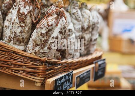 Saucissons auf dem Borough Market in London. Saucissons ist große dicke französische Würste, in der Regel Form in Textur und aromatisiert mit Kräutern. Stockfoto