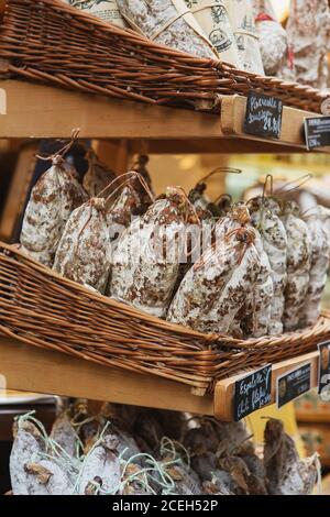 Saucissons auf dem Borough Market in London. Saucissons ist große dicke französische Würste, in der Regel Form in Textur und aromatisiert mit Kräutern. Stockfoto