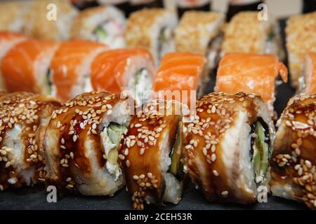 Besten Arten von Sushi Rollen. Philadelphia Roll, California Roll, Aal Avocado Rollen. Leckere Brötchen und Sushi mit Aal, Lachs, Garnelen, Gurke und Phil Stockfoto