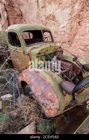 Ein baufälliger 1937 International Harvester Modell D-40 Tieflader, der früher im Uranbergbau in Moab, Utah, verwendet wurde Stockfoto