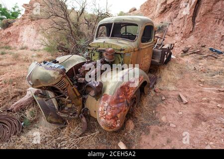 Ein baufälliger 1937 International Harvester Modell D-40 Tieflader, der früher im Uranbergbau in Moab, Utah, verwendet wurde Stockfoto