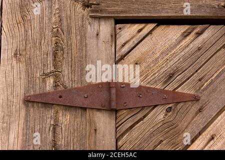 Verwitterte Holztür eines verwitterten Gebäudes in der virtuellen Geisterstadt Thompson Springs, Utah Stockfoto