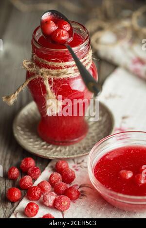 Filzkirschmarmelade im Glas. Hausgemachte Kirschmarmelade auf Holztisch Stockfoto