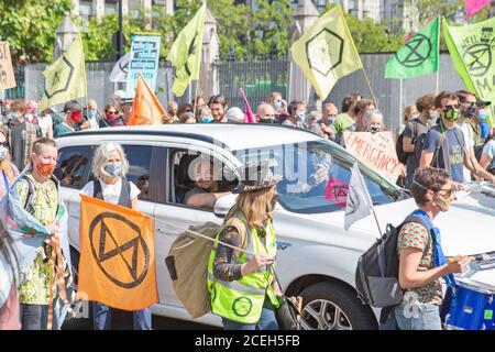 Extinction Rebellion demonstriert auf dem Parliament Square in London, wie die Polizei vorgeht, um Menschen zu verhaften, die die Straßen blockieren Stockfoto