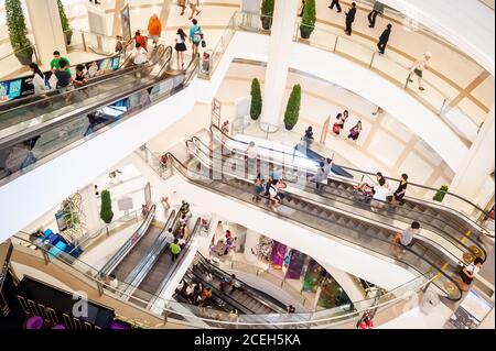 Blick auf die Rolltreppen und die unteren Etagen des riesigen Einkaufszentrums oder Einkaufszentrum Siam Paragon in Bangkok Thailand. Stockfoto