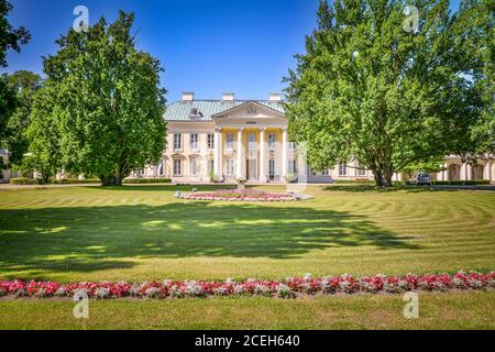 Historischer Palast in der Stadt Walewice, Polen. Stockfoto