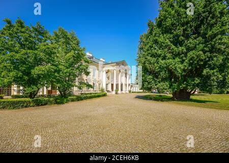 Historischer Palast in der Stadt Walewice, Polen. Stockfoto