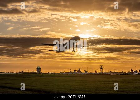 EasyJet Airliner Jetflugzeug, das am letzten Tag vor Schließung der Basis vom Flughafen London Southend nach Palma de Mallorca, Spanien, abfliegt. Ebenen Stockfoto