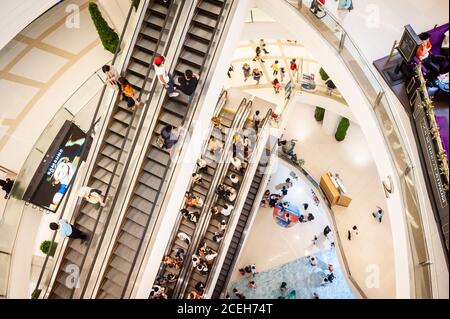 Blick auf die Rolltreppen und die unteren Etagen des riesigen Einkaufszentrums oder Einkaufszentrum Siam Paragon in Bangkok Thailand. Stockfoto