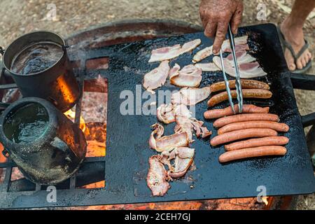 Übernachtung Camp im Outback und gekochtes Frühstück mit gebraten Eier im Outback-Stil Stockfoto