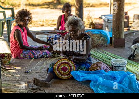 Aborigine Künstler in Gunbalanya Stockfoto