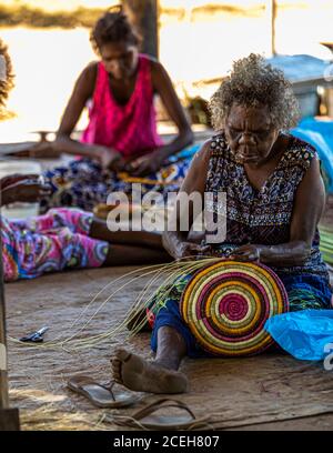 Aborigine Künstler in Gunbalanya Stockfoto