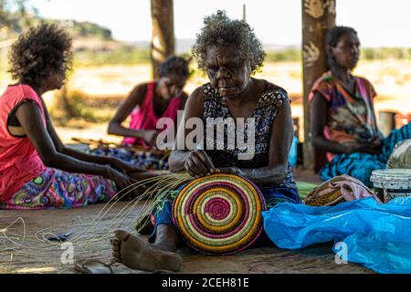 Aborigine Künstler in Gunbalanya Stockfoto