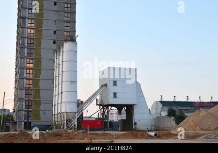 Stationäre Betonmischanlage auf der Baustelle. Herstellung von сoncrete und portland Zementmörtel für die Bauindustrie. Konstruktio Stockfoto