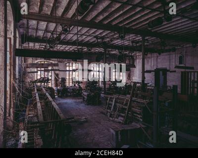 Zimmer in einer alten verlassenen Fabrik mit rostigen Industriemaschinen. Stockfoto