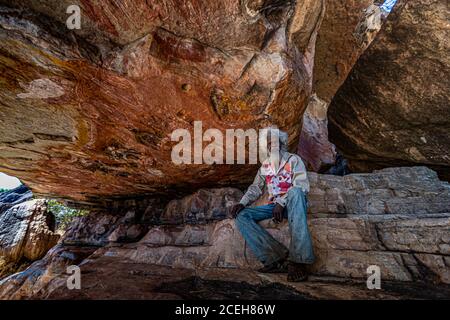 Einheimischer Guide erklärt Aborigine Rock Kunst in Long Tom Träumen, Gunbalanya, Australien Stockfoto