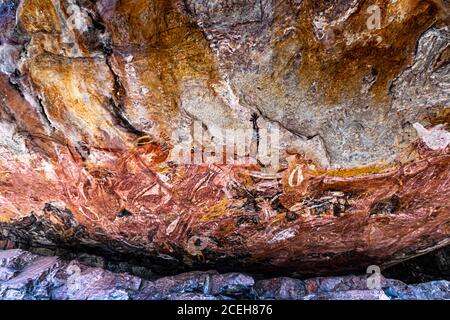 Einheimischer Guide erklärt Aborigine Rock Kunst in Long Tom Träumen, Gunbalanya, Australien Stockfoto