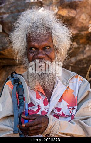 Einheimischer Guide erklärt Aborigine Rock Kunst in Long Tom Träumen, Gunbalanya, Australien Stockfoto