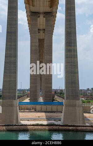 Ägypten, Suezkanal bei El-Qantara. Die Mubarak Friedensbrücke (auch bekannt als ägyptisch-japanische Freundschaftsbrücke, Al Salam Brücke oder Al Salam Friedensbrücke). Stockfoto