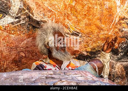 Einheimischer Guide erklärt Aborigine Rock Kunst in Long Tom Träumen, Gunbalanya, Australien Stockfoto