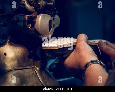 Hände von nicht erkennbaren Schuster mit Industrienähmaschine zu befestigen Sohle zu handgefertigten Schuhen Stockfoto