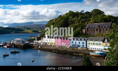 Blick auf den Hafen und die bunten Häuser in Portree auf Isle of Skye, Schottland, Großbritannien Stockfoto