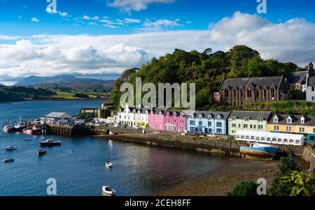 Blick auf den Hafen und die bunten Häuser in Portree auf Isle of Skye, Schottland, Großbritannien Stockfoto