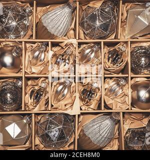 Set mit 20 luxuriösen Silberglaskugeln. Retro-Stil Bild von vintage Weihnachtsdekoration in einer Box. Weihnachtsferien Komposition. Box mit ch gefüllt Stockfoto