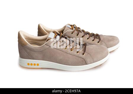 Herren beige Nubukleder Sneakers isoliert auf weißem Hintergrund, Lederspitze, Stofffutter und leichte Plateau Sohlen für maximalen Komfort Stockfoto