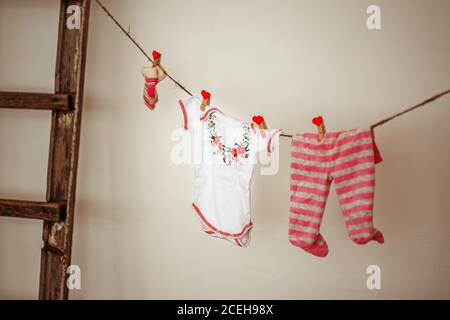 Dinge für das neugeborene Mädchen, die am Seil hängen Stockfoto