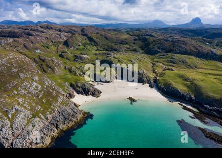 Luftaufnahme des Strandes von Achmelvich in Sutherland, Highland Region of Scotland, UK Stockfoto