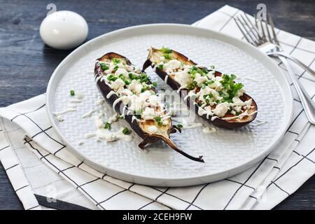 Gegrillte Auberginen-Hälften mit Knoblauch und Käse. Gebackene Aubergine. Stockfoto