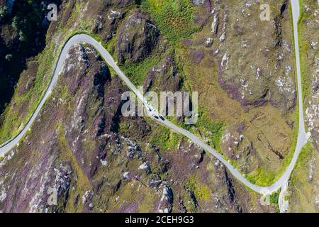 Luftaufnahme einer einspurigen Straße auf der North Coast 500 Touristenroute bei Clachtoll in Sutherland, Schottland Großbritannien Stockfoto