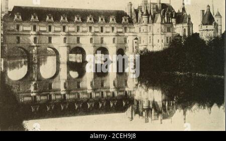 . Acht Auslandsreisen. Unser Hotel, das Grande Bretagne, war öde alt, hatte aber eine ausgezeichnete Küche. Am zweiten Tag, Freitag, gingen wir nach Bayeux, um den berühmten Wandteppich zu sehen, und verbrachten drei Stunden, sahen eine sehr schöne kathedrale, etc., und am Samstag kamen direkt hier nach Tours, Start-ing um 9.30 Uhr und Ankunft um 8 Uhr. Wir mussten zwei Stunden in LeMans verbringen und gingen durch die ganze Stadt, die Kathedrale sehr fein und das Haus, in dem Königin Berengaria nach dem Tod von Richard Coeur de Lion lebte. Wir waren kaum müde, als wir hier ankamen, da die Züge langsam fahren und es fast keine Bewegung gibt, aber wir hatten Hunger Stockfoto