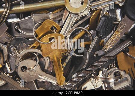 Ein Stapel alter Schlüssel in verschiedenen Formen und Farben. Viele Vintage-Schlüssel Stockfoto